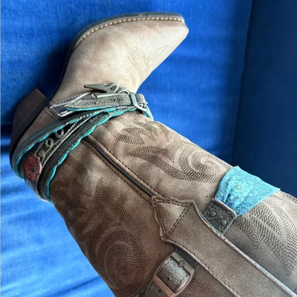 Durango Brown Heeled Boots with Embroidered Details - Picture 6 of 8